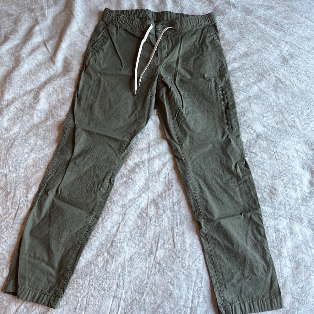 Vuori women’s  rip stop pant size large.